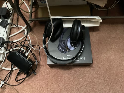 Schwarze Oneodio-Kopfhörer neben einer Heim-Audioanlage