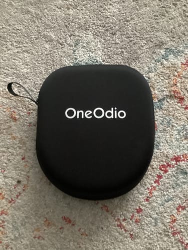 Oneodio-Schutztasche auf einem Teppich