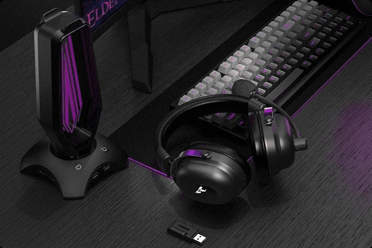 Headset Commander a USB přijímač na stole, s polstrovaným hlavovým mostem, stříbrnými držáky a mikrofonem na raménku