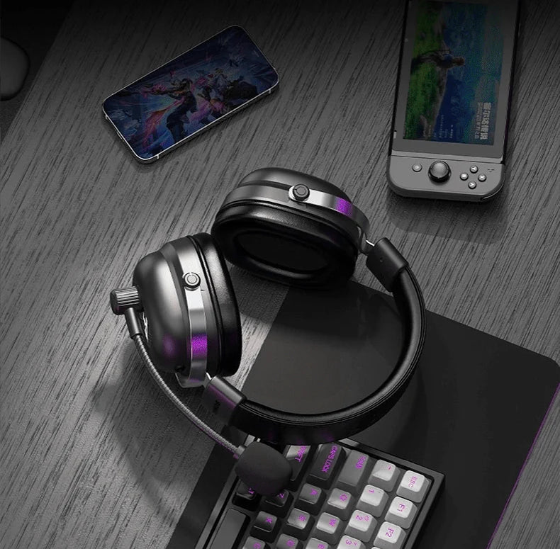 Headset Commander vedle telefonu, kapesní konzole a klávesnice